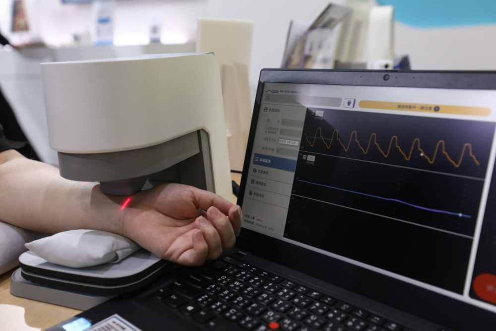 ibet耘康脈象檢測系統透過電腦精準控制升降系統，還原中醫師三指把脈過程的舉、按、尋手法，將脈象感受轉化成數據，未來可結合大數據分析，實現智慧醫療及準確性